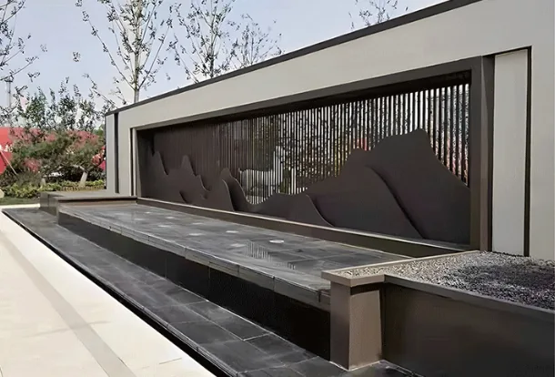Decorative aluminium panels used as a garden screen