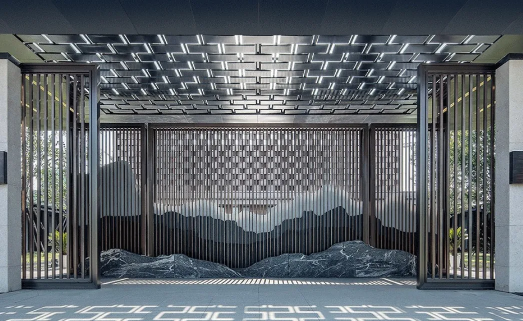 Artistic aluminium screen with a mountain landscape